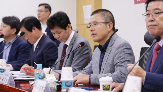 '민부론' 입법세미나에서 발언하는 황교안 대표      (서울=연합뉴스) 김주형 기자 = 자유한국당 황교안 대표(오른쪽 두번째)가 8일 오전 국회 의원회관에서 열린 '민부론' 제1차 입법세미나에서 발언하고 있다.        '민부론'은 문재인 정부의 소득주도성장론에 맞서 한국당이 내놓은 경제 대안정책으로, 정부 주도가 아닌 민간과 시장 중심으로 경제 성장의 패러다임을 바꿔야 한다는 내용을 골자로 한다. 2019.10.8      kjhpress@yna.co.kr  (끝)